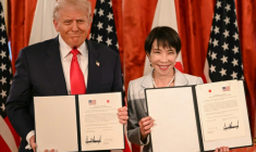 La Première ministre japonaise Sanae Takaichi et le président américain Donald Trump signent un accord à Tokyo, le 28 octobre 2025 ( AFP / ANDREW CABALLERO-REYNOLDS )