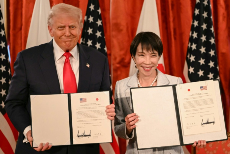 La Première ministre japonaise Sanae Takaichi et le président américain Donald Trump signent un accord à Tokyo, le 28 octobre 2025 ( AFP / ANDREW CABALLERO-REYNOLDS )