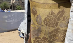 Des Gazaouis se bousculent pour recevoir un repas chaud à Khan Younès