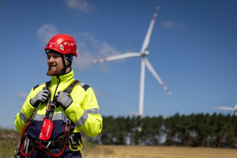 PLe mineur Patryk Paja, participant à une formation à l'exploitation d'éoliennes, au parc éolien de Gorzyca, dans l'ouest de la Pologne, le 8 juillet 2026 ( AFP / Wojtek RADWANSKI )