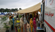 Des Pakistanaises évacuées après les crues au Pendjab attendent leur tour pour entrer dans un dispensaire mobile dans un camp de fortune dressé à Chung, le 31 août 2025 ( AFP / Aamir QURESHI )