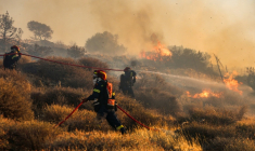 Des pompiers luttent contre le feu près de Ierapetra sur l'île grecque de Crète, le 3 juillet 2025 ( AFP / Costas Metaxakis )