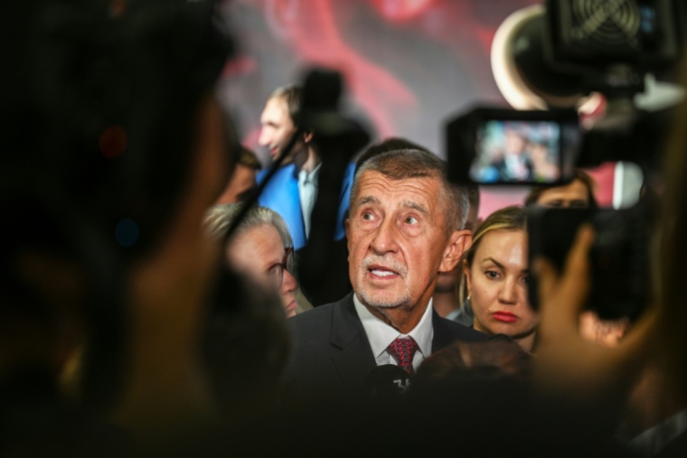Andrej Babis, le leader du parti ANO, répond aux journalistes lors d'une conférence de presse au siège du parti, à Prague, le 4 octobre 2025 ( AFP / Michal Cizek )