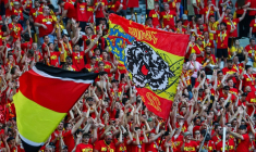 Des supporters de Lens rassemblés avant la finale de la Coupe de France opposant le RC Lens à l'OGC Nice au Stade de France, à Saint-Denis, le 22 mai 2026 en Seine-Saint-Denis ( AFP / FRANCK FIFE )