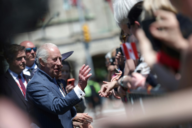 Le roi Charles III salue la foule à Ottawa, au Canada, le 27 mai 2025 ( POOL / Hannah McKay )