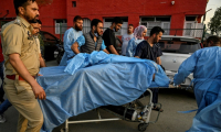 Des ambulanciers transportent un touriste blessé dans un hôpital d'Anantnag, au sud de Srinagar, le 22 avril 2025, après une attaque au Cachemire indien ( AFP / Tauseef MUSTAFA )