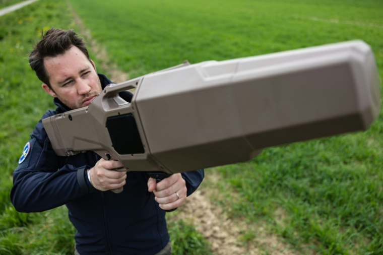 Le directeur commercial de MC2 Technologies, Alexandre Massonnet, fait la démonstration d'un brouilleur de drones NEROD RF à Villeneuve-d'Ascq, le 15 avril 2025 dans le Nord ( AFP / Sameer Al-DOUMY )