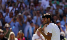 Carlos Alcaraz célèbre sa victoire en demi-finale contre l'Américain Taylor Fritz à Wimbledon