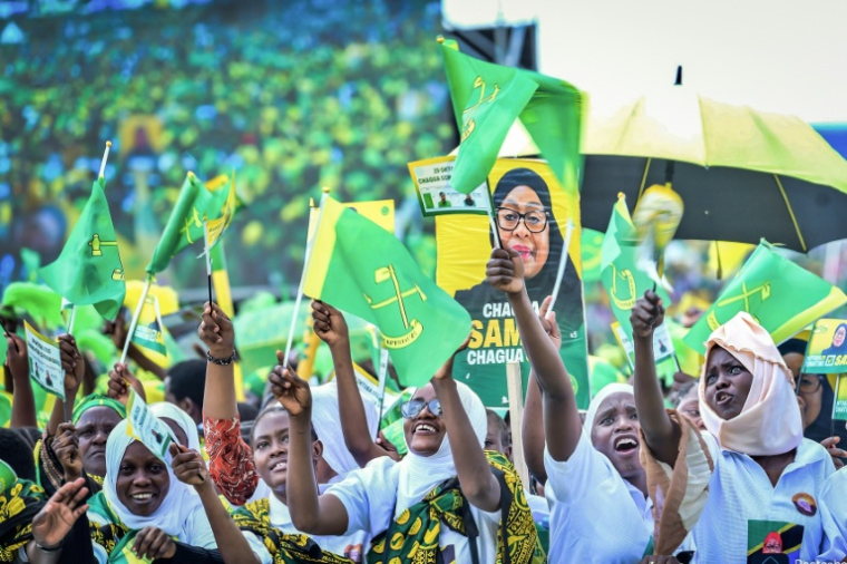 Des partisans du CCM, le parti de la présidente Samia Suluhu Hassan, participent à un rassemblement de campagne, le 28 octobre 2025 à Mwanza en Tanzanie ( AFP / Michael JAMSON )