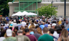 Des milliers de personnes font la queue devant l'agence pour l'emploi de Frankfort
