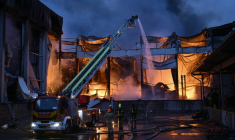 Des pompiers ukrainiens éteignent un incendie dans un entrepôt alimentaire après une frappe russe à Kiev, le 25 octobre 2025 ( AFP / Genya SAVILOV )