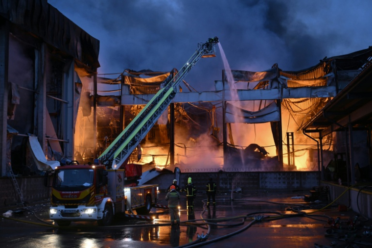 Des pompiers ukrainiens éteignent un incendie dans un entrepôt alimentaire après une frappe russe à Kiev, le 25 octobre 2025 ( AFP / Genya SAVILOV )