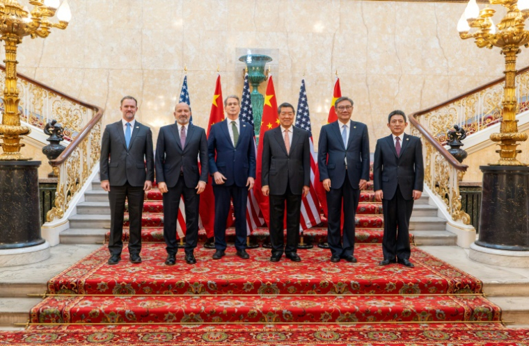 (g-d) Le représentant américain au Commerce Jamieson Greer, le secrétaire américain au Commerce Howard Lutnick, le secrétaire américain au Trésor Scott Bessent, le vice-Premier ministre chinois He Lifeng, le ministre chinois du Commerce Wang Wentao et le représentant chinois au Commerce international et vice-ministre du Commerce Li Chenggang lors d'une rencontre au Palais de Lancaster House à Londres, le 9 juin 2025 ( Département du Trésor américain / HANDOUT )