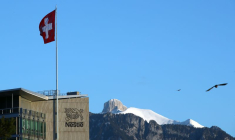 Le logo est visible sur le siège social du géant agroalimentaire Nestlé à Vevey.