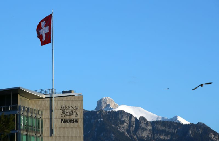 Le logo est visible sur le siège social du géant agroalimentaire Nestlé à Vevey.