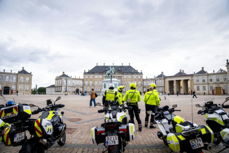 Patrouille de police près du palais d'Amalienborg à Copenhague le 29 septembre 2025 en amont de la réunion de l'UE ( Ritzau Scanpix / Sebastian Elias Uth )