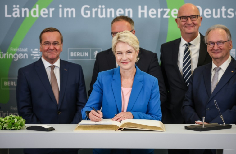 La ministre-présidente du Land de Mecklembourg-Poméranie-Occidentale,Manuela Schwesig (c), le ministre allemand de la Défense, Boris Pistorius (g), le ministre-président du Land de Thuringe, Mario Voigt, le ministre-président du Land de Brandebourg, Dietmar Woidke, et le ministre-président du Land de Saxe-Anhalt, Reiner Haseloff, assistent à une réunion des ministres-présidents des Länder de l'Est de l'Allemagne au château d'Ettersburg, près de Weimar, dans l'est de l'Allemagne, le 25 septembre 2025 ( AFP / RONNY HARTMANN )