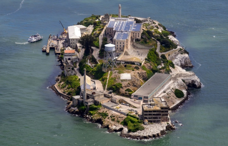 Vue aérienne de la prison d'Alcatraz, au large de San Francisco, le 16 mai 2024 en Californie ( AFP / JOSH EDELSON )