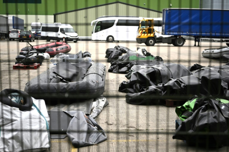 Des canots pneumatiques utilisés par les migrants tentant de traverser la Manche depuis la France, stockés dans un entrepôt de l'autorité portuaire de Douvres, dans le sud-est de l'Angleterre, le 21 mai 2025 ( AFP / Ben STANSALL )
