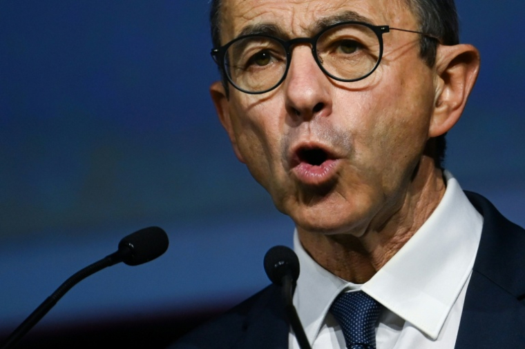Le patron des Républicains Bruno Retailleau s'exprime lors du 131e congrès national des pompiers réuni au Mans, le 10 octobre 2025 ( AFP / JEAN-FRANCOIS MONIER )