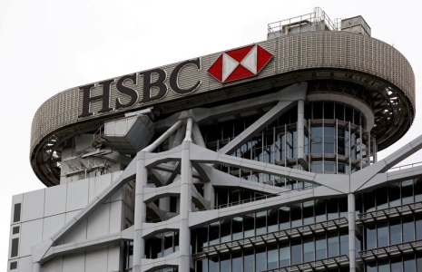 Le logo de HSBC est visible auprès du siège dans le quartier financier de Central à Hong Kong