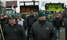Des agriculteurs manifestent en marge d'une réunion à Châteaubourg visant à approuver la révision du Schéma d'aménagement et de gestion de l'eau (SAGE) du bassin versant du fleuve Vilaine, le 11 décembre 2025 en Ille-et-Vilaine ( AFP / Damien MEYER )