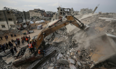 Des secouristes cherchent des victimes dans les décombres  d'un bâtiment de la bande de Gaza, le 6 décembre 2025 ( AFP / Eyad BABA )