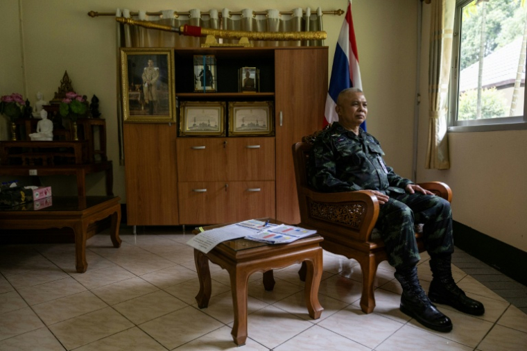 Photo fournie par Luke Duggleby prise le 12 décembre 2025 et transmise à l'AFP le 25 février 2026 montrant le lieutenant-général Worathep Bunya, chef d'une force opérationnelle d'interception à la frontière, lors d'une interview à Chiang Mai, en Thaïlande ( Courtesy of Luke Duggleby / Luke Duggleby )