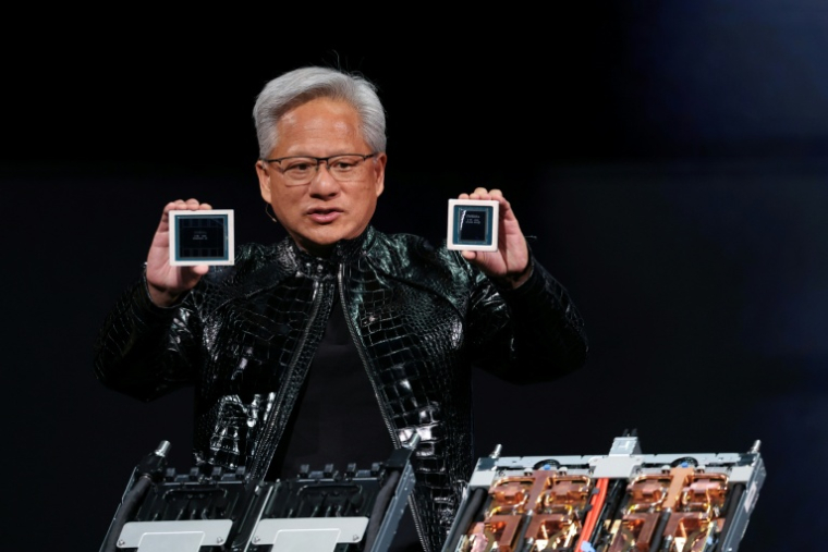 Le Pdg de Nvidia Jensen Huang présente les nouveaux processeurs Rubin et Vera produits par son entreprise le 5 janvier 2026 à Las Vegas ( AFP / Patrick T. Fallon )