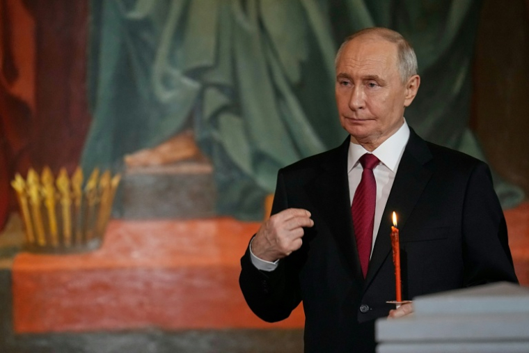 Le président russe Valadimir Poutine fait le signe de croix durant la messe de la Pâque orthodoxe à Moscou le 12 avril 2026 ( POOL / Alexander Zemlianichenko )