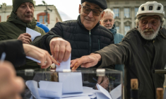 Des habitants de Belgrade confient leur signature et leurs coordonnées à la mobilisation étudiante en soutien à une demande d'élections anticipées, le 28 décembre 2025 ( AFP / Andrej ISAKOVIC )
