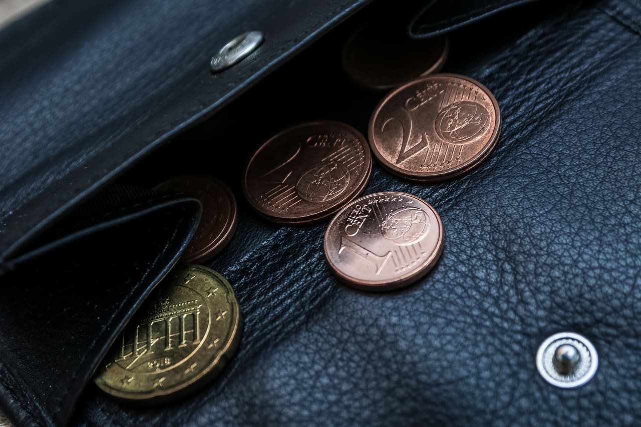 (Si les pièces de 1 ou 2 centimes d'euro venaient à disparaître, quelles seraient les conséquences sur le quotidien des Français ? Visuel Adobe Stock)