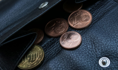 (Si les pièces de 1 ou 2 centimes d'euro venaient à disparaître, quelles seraient les conséquences sur le quotidien des Français ? Visuel Adobe Stock)