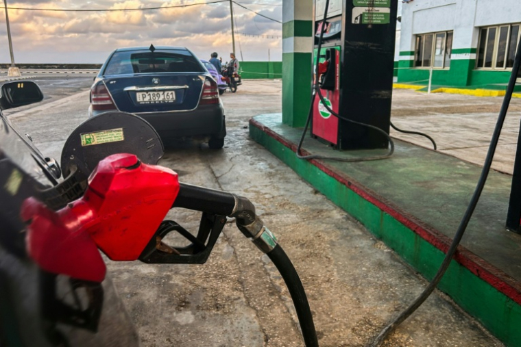 Un véhicule fait le plein dans une station-service à La Havane, la capitale cubaine, le 28 janvier 2026. ( AFP / YAMIL LAGE )