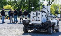 Un rover à capteur quantique, à Reims, le 22 avril 2026 ( AFP / Sameer Al-DOUMY )