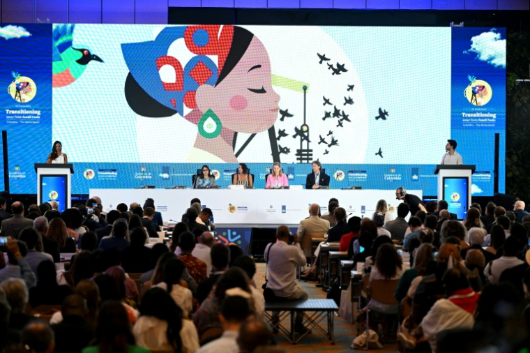 Vue générale d'une séance plénière lors de la conférence sur la sortie des énergies fossiles à Santa Marta, en Colombie, le 28 avril 2026 ( AFP / Raul ARBOLEDA )