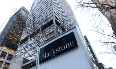 Panneaux à l'extérieur du siège du Blackstone Group à New York