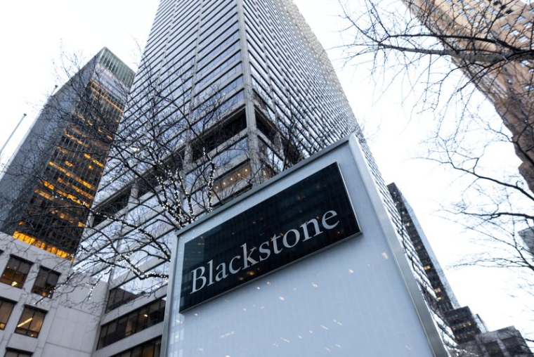 Panneaux à l'extérieur du siège du Blackstone Group à New York