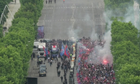 L'équipe du PSG, championne d’Europe, arrive sur les Champs-Élysées