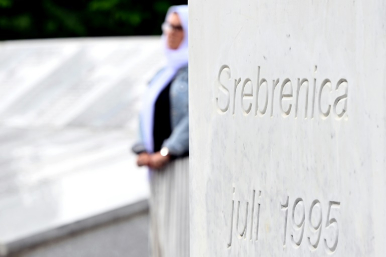 Une inscription "Srebrenica juillet 1995" au cimetière commémoratif de Srebrenica-Potocari, le 16 mai 2024 ( AFP / ELVIS BARUKCIC )