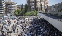 Devant la gare de Barcelone lors de la méga-panne d'électricité, le 28 avril 2025. ( AFP / JOSEP LAGO )