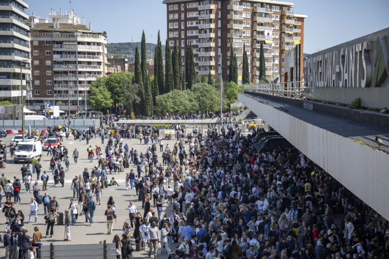Devant la gare de Barcelone lors de la méga-panne d'électricité, le 28 avril 2025. ( AFP / JOSEP LAGO )