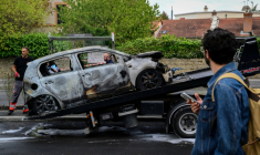 Une voiture brûlée lors d'une manifestation de lycéens devant le lycée André Cuzin à Caluire-et-Cuire, près de Lyon, le 30 septembre 2026 ( AFP / OLIVIER CHASSIGNOLE )