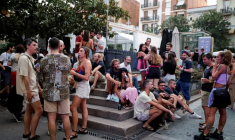 PHOTO DE FICHIER : Des touristes et des résidents boivent dans une rue du quartier de Gracia pendant la canicule de l'été, à Barcelone