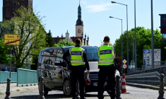 La police fédérale allemande effectue des contrôles à la frontière polonaise, à Guben (est de l'Allemagne), le 9 mai 2025  ( AFP / John MACDOUGALL )