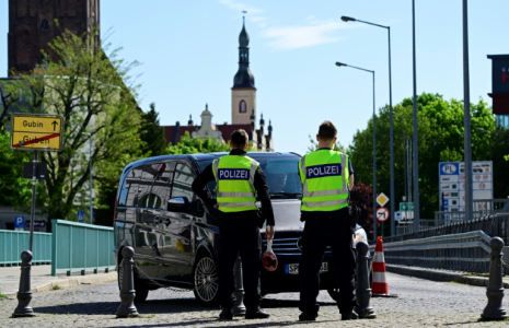 La police fédérale allemande effectue des contrôles à la frontière polonaise, à Guben (est de l'Allemagne), le 9 mai 2025  ( AFP / John MACDOUGALL )