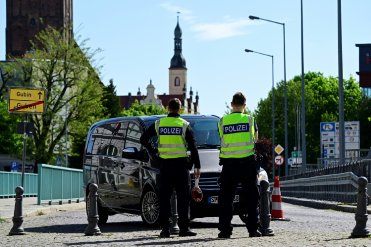 La police fédérale allemande effectue des contrôles à la frontière polonaise, à Guben (est de l'Allemagne), le 9 mai 2025 ( AFP / John MACDOUGALL )