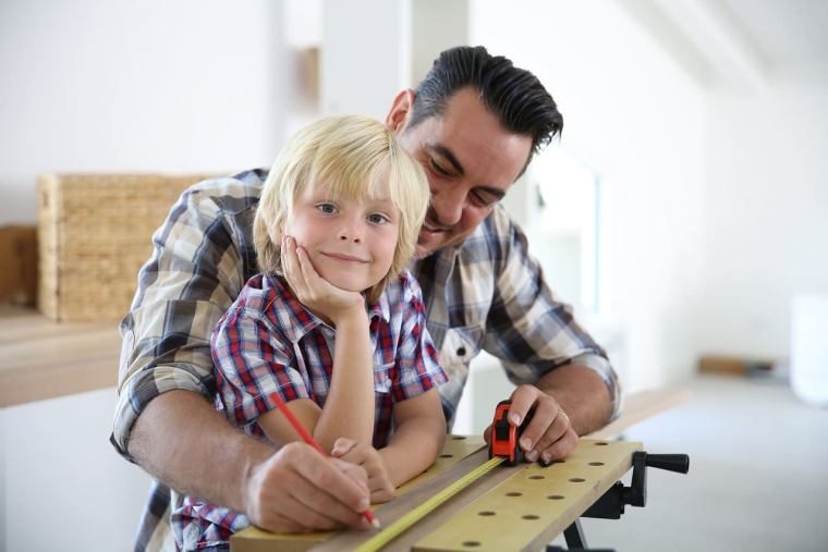 (Crédits photo : Adobe Stock - Père et fils heureux de faire ensemble du bricolage au printemps)