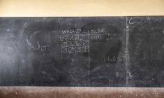 Vue générale d'un tableau affichant les résultats lors du dépouillement des votes dans un bureau de vote à Porto-Novo, le 12 avril 2026, pendant les élections présidentielles du Bénin ( AFP / OLYMPIA DE MAISMONT )