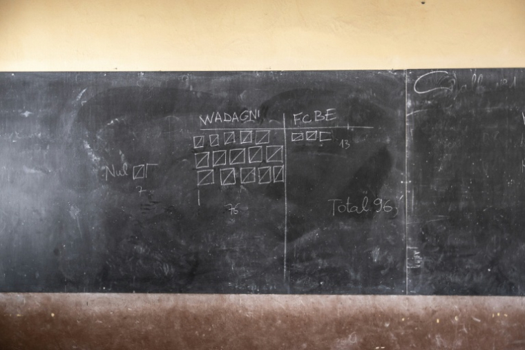 Vue générale d'un tableau affichant les résultats lors du dépouillement des votes dans un bureau de vote à Porto-Novo, le 12 avril 2026, pendant les élections présidentielles du Bénin ( AFP / OLYMPIA DE MAISMONT )